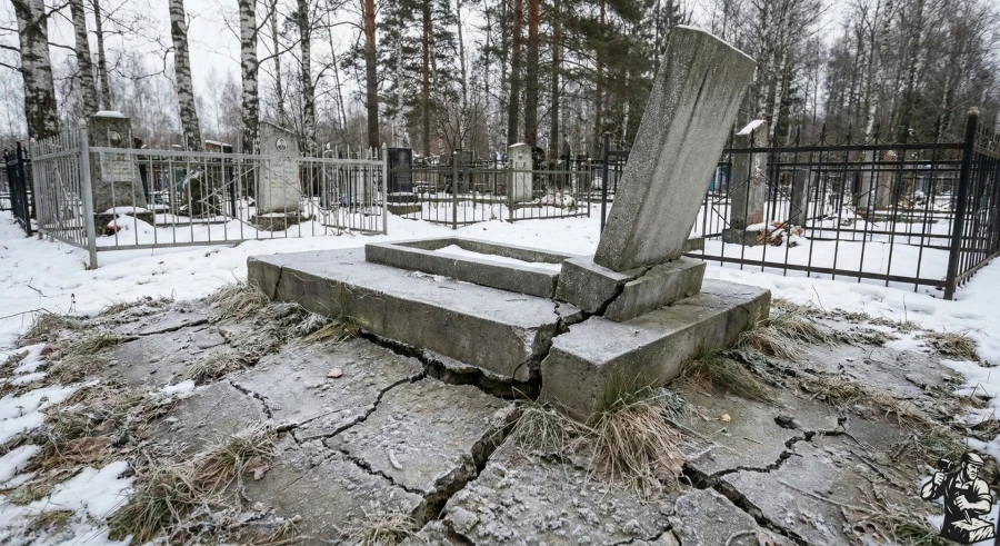 razrushenie-fundamenta-pamyatnika-kladbishche-zima-puchenie